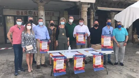 Mesa de firmas en Toro