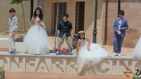 Niños de Monfarracinos celebran el Corpus vestidos de comunión