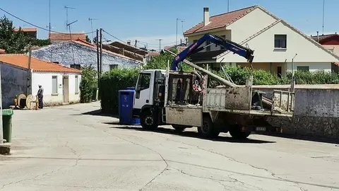 Instalación de banda ancha en un pueblo. Foto de archivo
