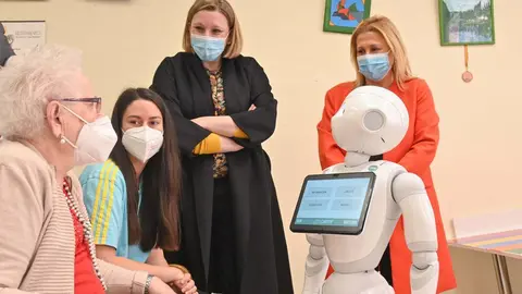 La titular de Familia e Igualdad de Oportunidades, Isabel Blanco, comprueba uno de los proyectos de innovación con robots sociales para implantar el sistema de atención a la Dependencia 5.0 en Castilla y León