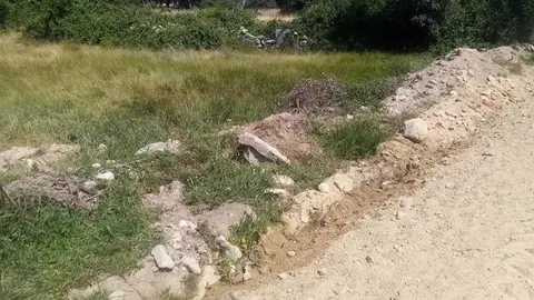 Imagen que presenta en estos momento la fuente, completamente sepultada bajo la tierra