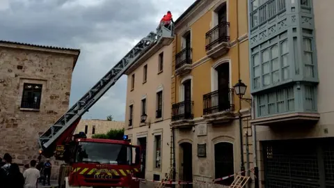 bomberos en calle Ramos Carrión