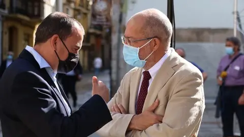 El presidente de la Diputación, Francisco Requejo, y el vicepresidente de la Junta, Francisco Igea, conversan a las puertas del Ramos Carrión