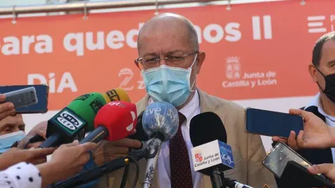 El vicepresidente de la Junta, Francisco Igea, previo a la entrada a la conferencia “Razones para quedarnos”