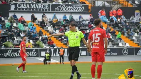 el-arbitro-zamorano-carlos-perez-en-un-encuentro_11_1100x632