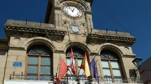 Pancarta reivindicativa en la fachada del Ayuntamiento de Fermoselle