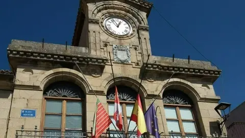 Pancarta reivindicativa en la fachada del Ayuntamiento de Fermoselle