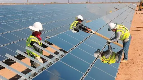 Trabajadores en un parque fotovoltaico