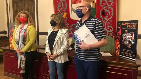 La Concejala de Servicios Sociales, Inmaculada Lucas, junto al director del Centro Menesiano-Zamora Joven y la coordinadora provincial de Cruz Roja