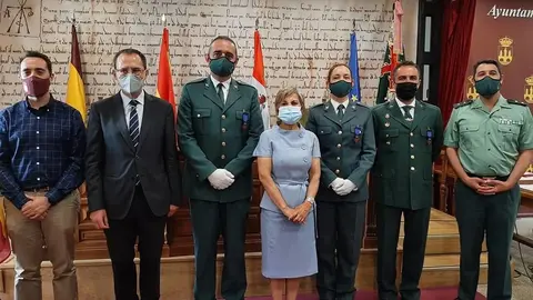 El subdelegado del Gobierno y el alcalde de Benavanete con los cuatro condecorados