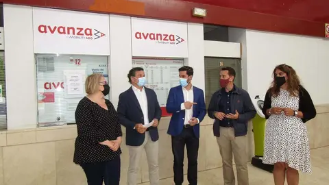 Marian Martínez, Íñigo Prado, Antidio Fagúndez, Luciano Huerga y Sandra Veleda en la rueda de prensa celebrada hoy 
Viernes en la Estación de Autobuses de Benavente