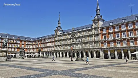 Paseantes por la Plaza Mayor de Madrid