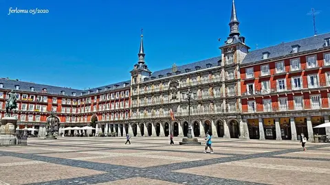 Paseantes por la Plaza Mayor de Madrid