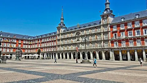 Paseantes por la Plaza Mayor de Madrid