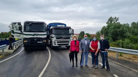 Prueba de carga sobre el nuevo puente en Uña de Quintana