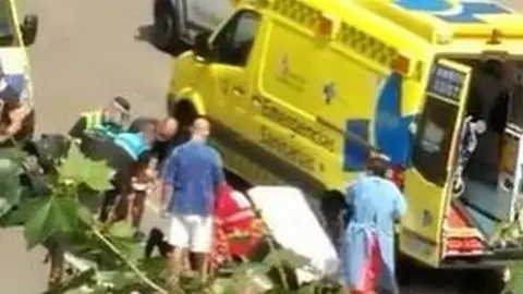 Los Servicios de Emergencia atienden a la motorista