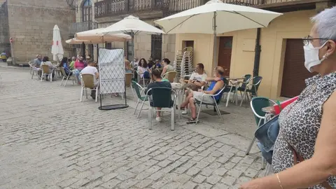 Gente disfrutando de las terrazas