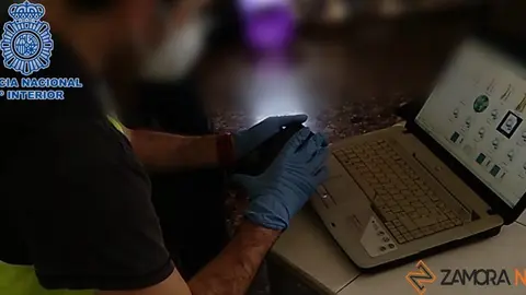 Un agente inspecciona las imágenes