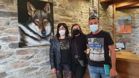 Eva María Lobato, a la izquierda, posa delante del cuadro