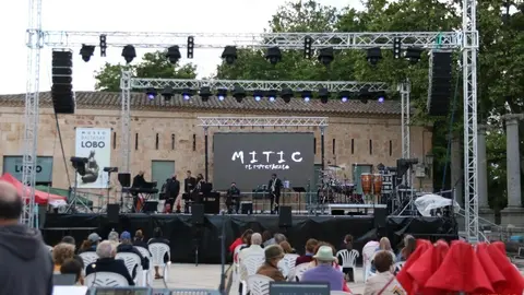 mitic en la plaza de la catedral