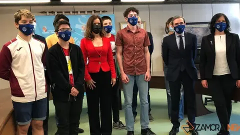 Entrega premios Consumópolis a los cinco alumnos premiados del IES Maestro Haedo