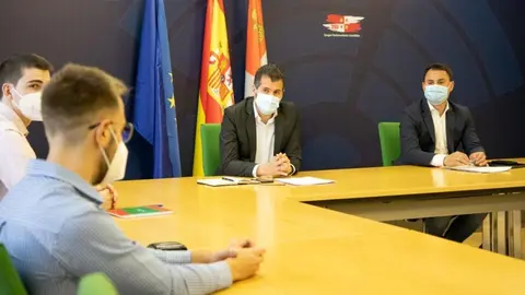 Luis Tudanca y Javier Cendón durante la reunión con algunos de estos investigadores de las universidades de Castilla y León