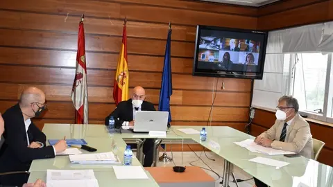 El Consejero de Agricultura durante la reunión