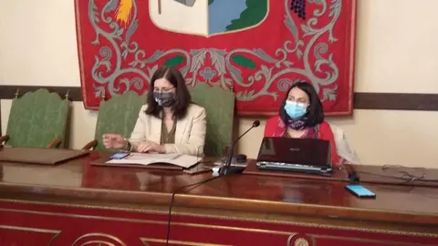 Mª Eugenia Cabezas y Mª José Rodríguez durante la presentación de la campaña de promoción del Campus Universitario