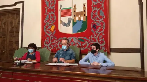 Francisco Guarido y Concha Rosales dan cuenta de los acuerdos de la Junta de Gobierno local