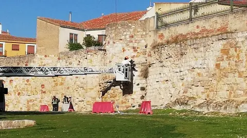 Operarios inspeccionando uno de los puntos de la muralla