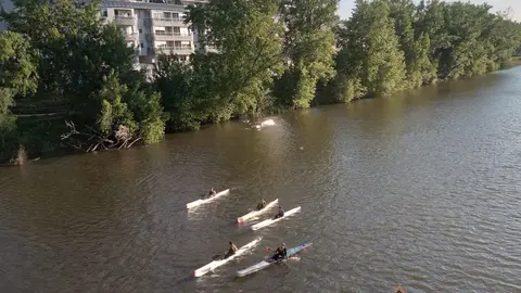 Piragüistas entrenan en el Duero en una mañana soleada