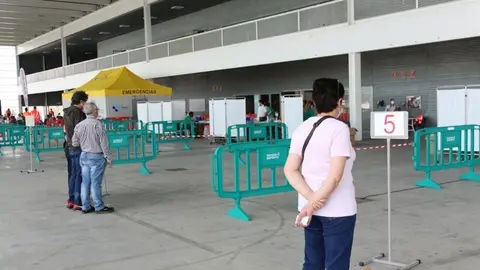 Ciudadanos a la espera de ser vacunados en Ifeza