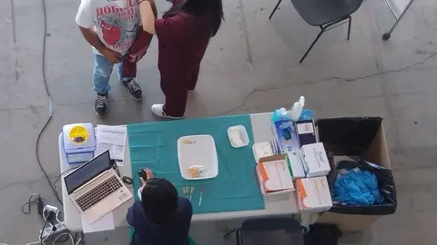 Un hombre recibe la vacuna en IFEZA