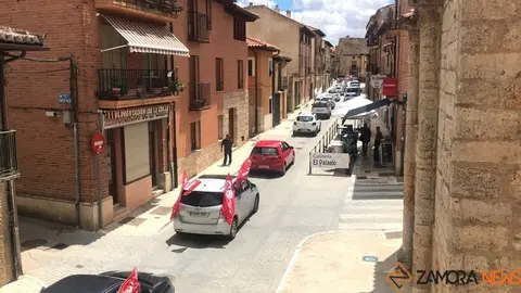 Caravana de coches de empleados de Siro en Toro