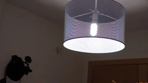 Lámpara encendida en una vivienda