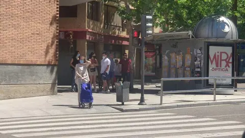 Zamoranos paseando por la plaza de Alemania