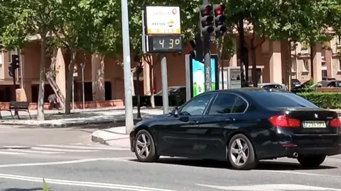 Termómetro de calle en la avenida Requejo a la altura del hospital