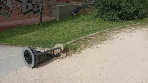 Papelera arrancada entre la calle de Diego de Losada y el parque de Eduardo Barrón
