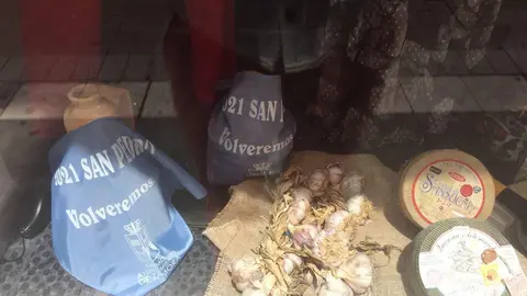 Pañoletas, cerámica y ajos en un escaparate local por San Pedro