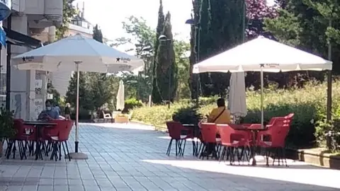 Ciudadanos en una terraza