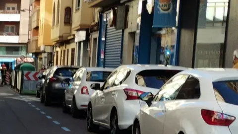 Coches aparcados en una calle de Zamora