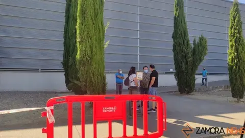 Un grupo esperando su turno en el centro de vacunación de Ifeza