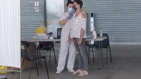 Una mujer recibe la vacuna en Ifeza