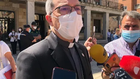 El obispo de Zamora en la concentración contra la violencia de género