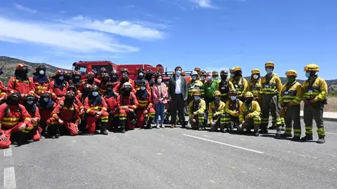 Mañueco y la ministra de Defensa, Margarita Robles posan con efectivos de la UME y cuadrillas forestales