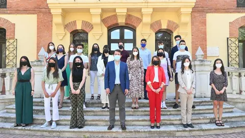 20210702+PRESIDENTE+FOTO+FAMILIA+Y+PROVINCIAS+MEJORES+ALUMNOS+EBAU-03