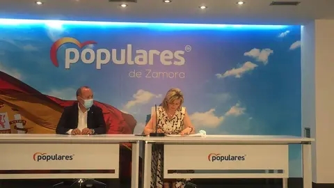 El presidente provincial del Partido Popular de Zamora, José María Barrios Tejero, y la parlamentaria por la provincia en el Congreso de los Diputados, Elvira Velasco Morillo