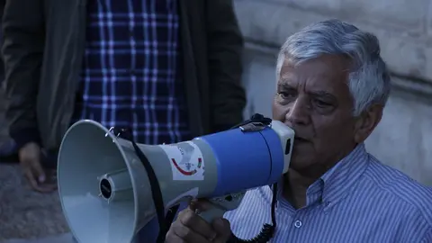 Imagen de archivo de un pensionista reclamando una subida de las jubilaciones