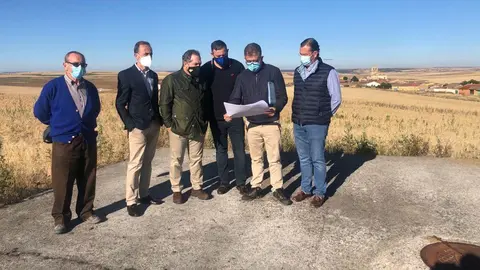 Javier Faúndez, José Luis Prieto Calderón y el alcalde Villardondiego, Sergio del Teso junto a técnicos del Área de Obras y de la empresa adjudicataria