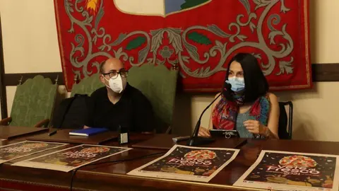 La concejala de Cultura, María Eugenia Cabezas, y Juan Carlos Fernández, de Artilugio Producciones